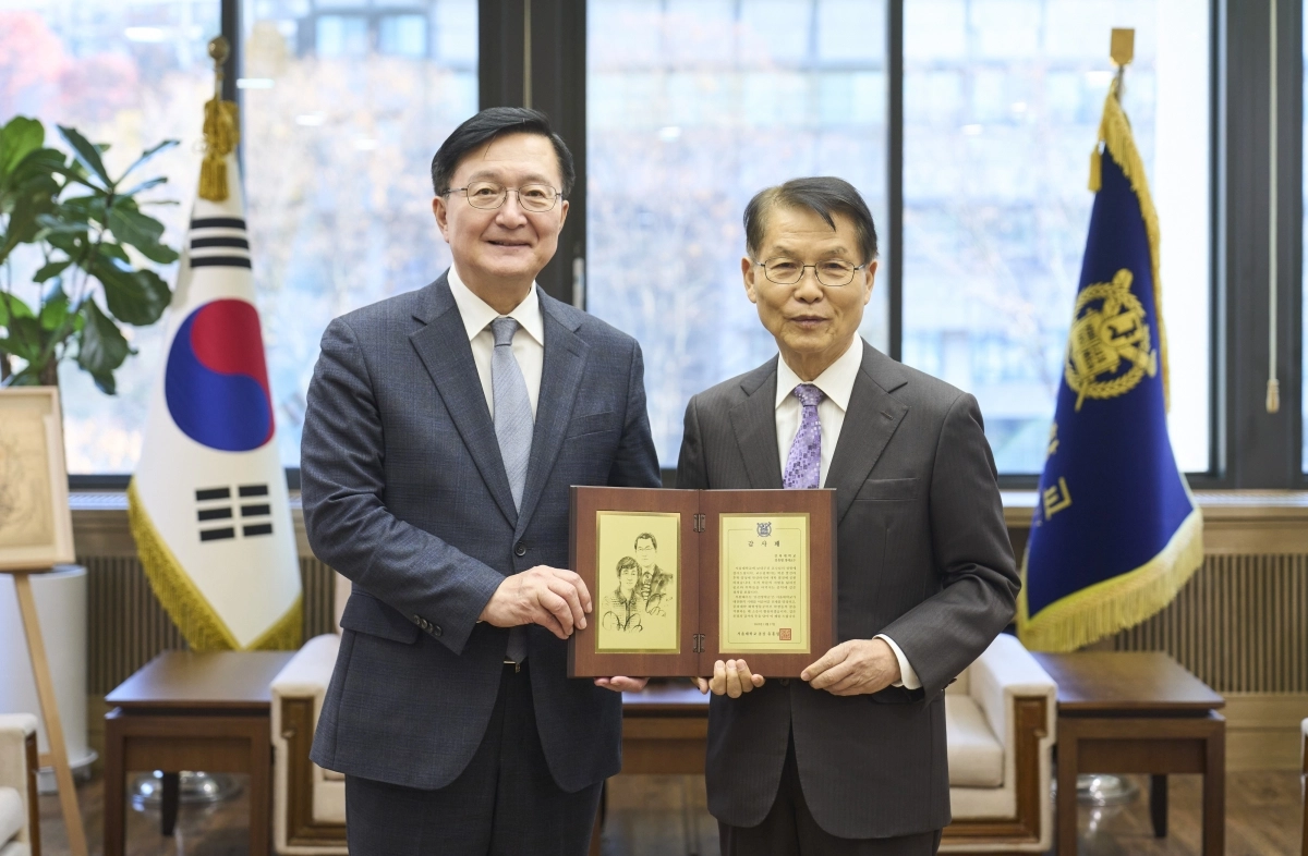 김유항 인하대 화학과 명예교수(오른쪽)와 유홍림 서울대 총장(왼쪽)이 17일 서울대 관악캠퍼스 행정관에서 열린 감사패 증정식에서 기념 촬영을 하고 있다. 서울대 제공
