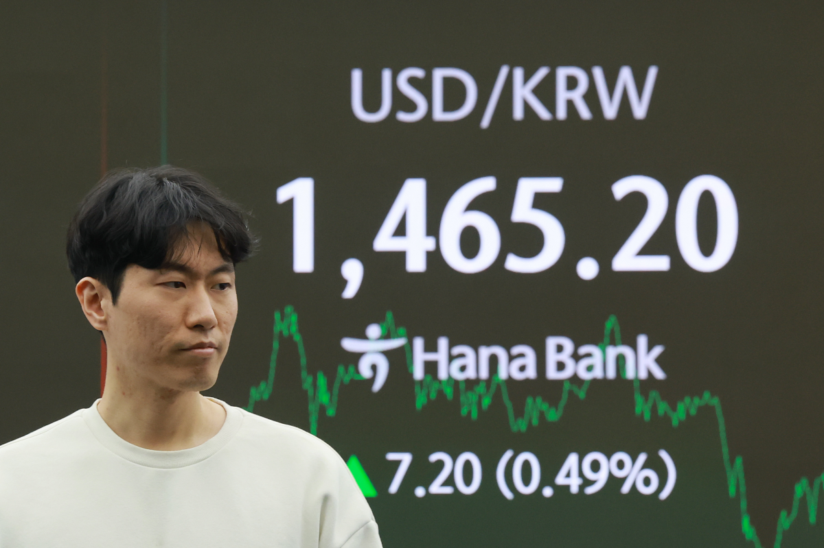 18일 서울 중구 하나은행 본점 딜링룸 모습. 이날 서울 외환시장에서 미국 달러화 대비 원화 환율의 주간 거래 종가는 전날보다 7.3원 오른 1465.3원으로 집계됐다. 연합뉴스