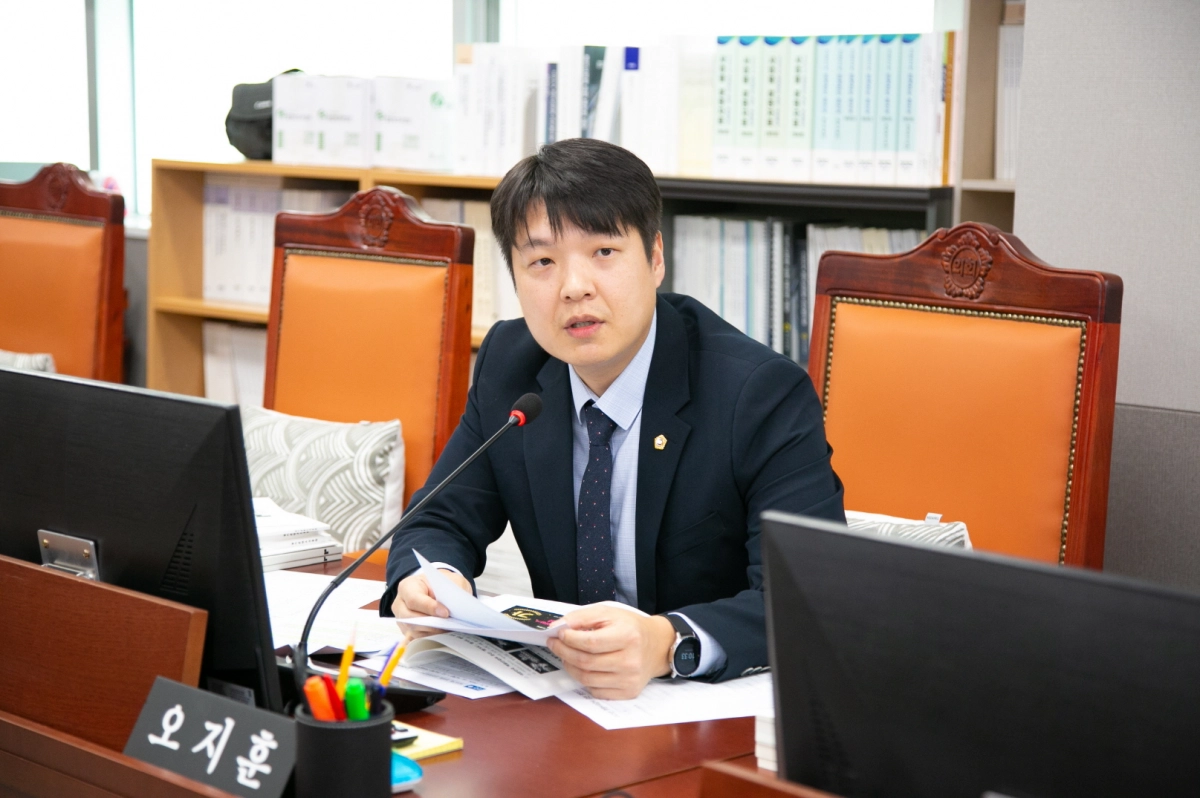 오지훈 의원이 18일 진행된 문화체육관광국 총괄감사에서 피감기관을 상대로 질의하고 있다.(사진=경기도의회)