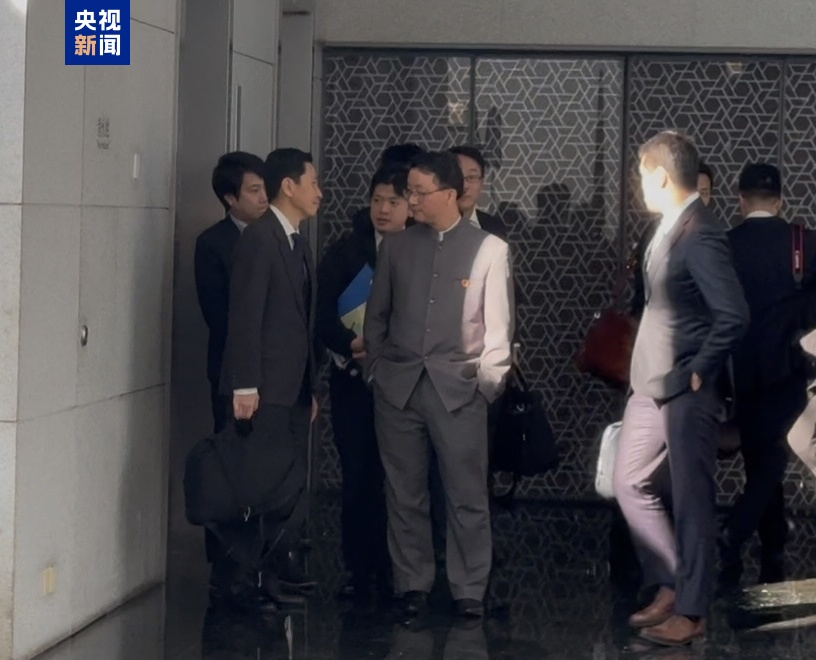 류진쑹(가운데) 중국 외교부 아시아국장이 베이징을 방문한 가나이 마사아키 일본 외무성 아시아대양주국장과 만나고 있다. 중국 중앙(CC)TV 캡처