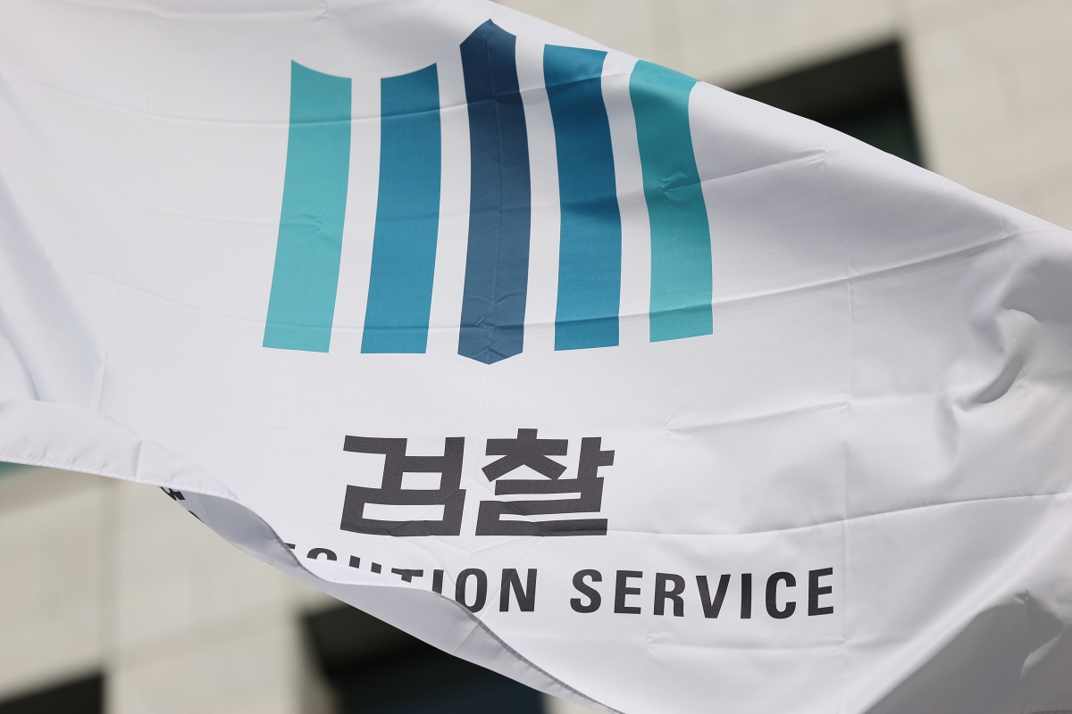 검찰의 대장동 개발 비리사건 항소 포기와 관련해 검찰총장 직무대행에게 상세 설명을 요구한 박재억(사법연수원 29기) 수원지검장이 17일 사의를 표명했다. 검사장 집단 성명의 연판장에 이름을 올린 송강(29기) 광주고검장도 이날 사의를 표한 것으로 알려지면서 검찰 고위 간부들의 추가 퇴진 가능성이 거론된다. 18일 서울 서초구 대검찰청 청사 앞 검찰 깃발이 휘날리고 있다. 2025.11.18 연합뉴스