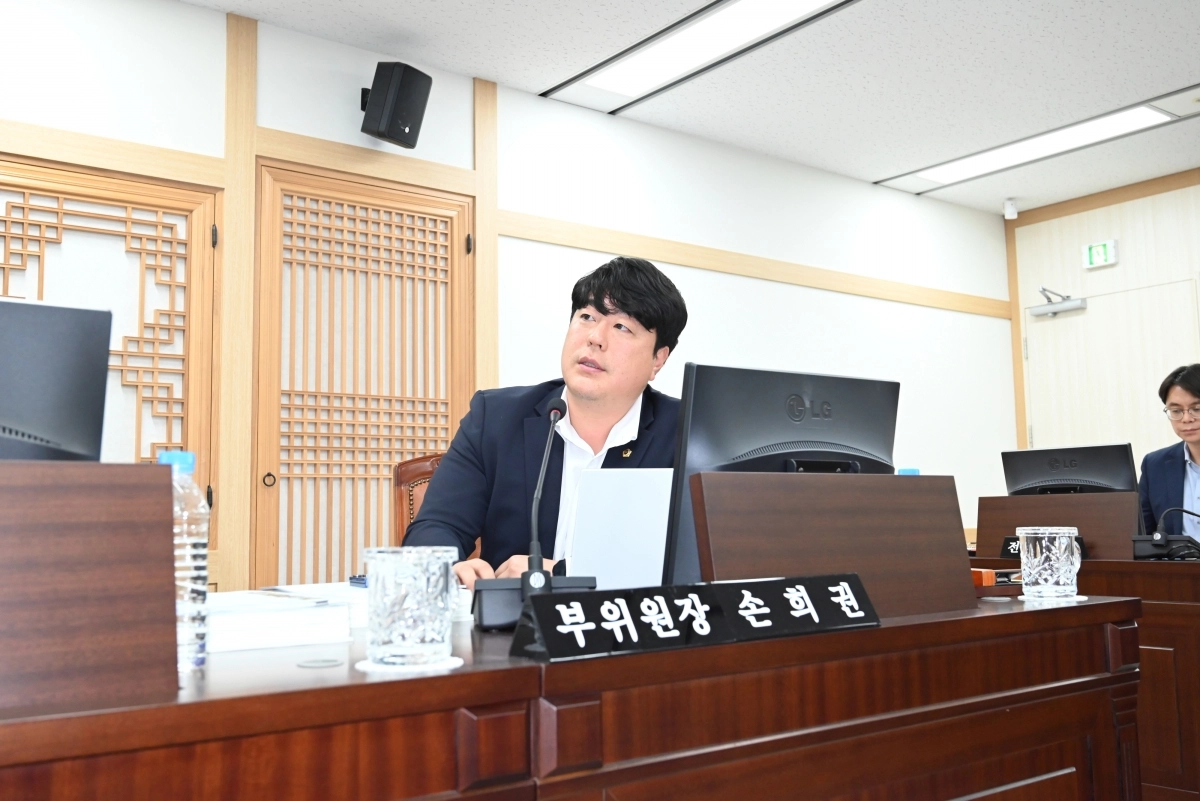 질의하는 손희권 부위원장. 경북도의회 제공