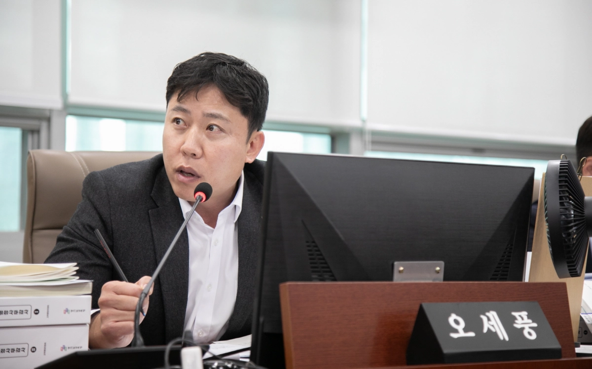 오세풍 의원이 18일 열린 2025년 교육행정위원회 행정사무감사에서 피감기관을 상대로 질의하고 있다.(사진=경기도의회)