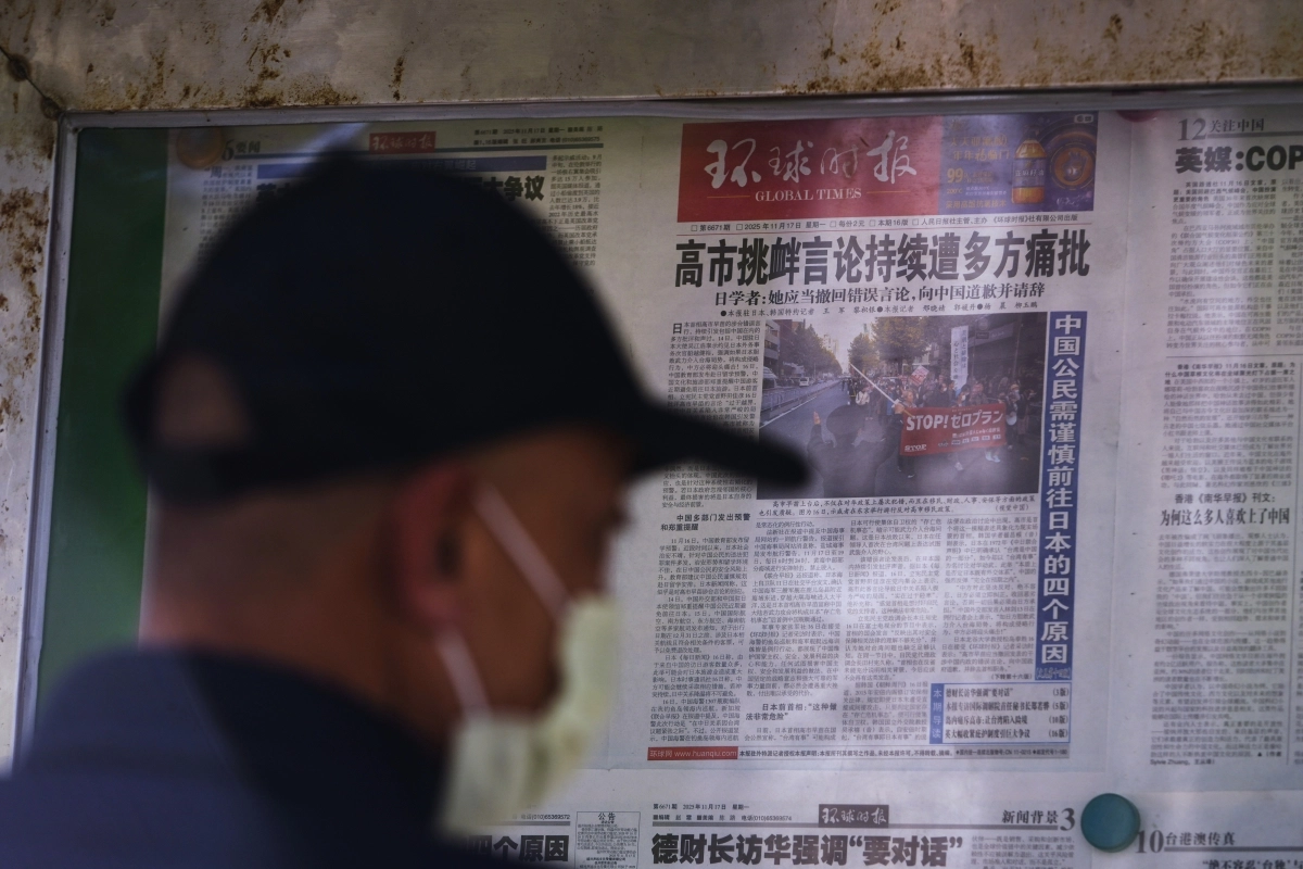 지난 17일(현지 시간) 중국 베이징의 한 신문 가판대에서 한 남성이 다카이치 사나에 일본 총리의 최근 대만 관련 발언을 보도한 지역 신문을 읽고 있다.  베이징 AP 뉴시스