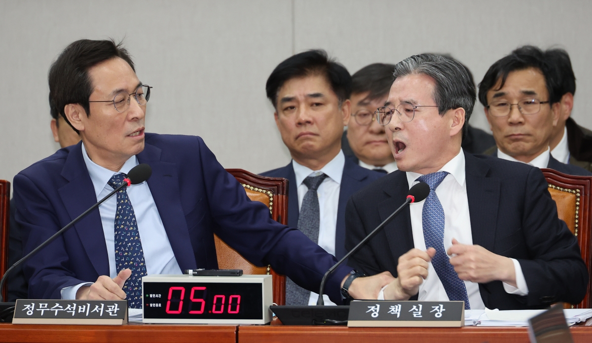 김용범(오른쪽) 대통령실 정책실장이 18일 국회 운영위원회 전체회의에서 김은혜 국민의힘 의원의 질의에 목소리를 높여 반발하자 우상호 정무수석이 말리고 있다. 연합뉴스