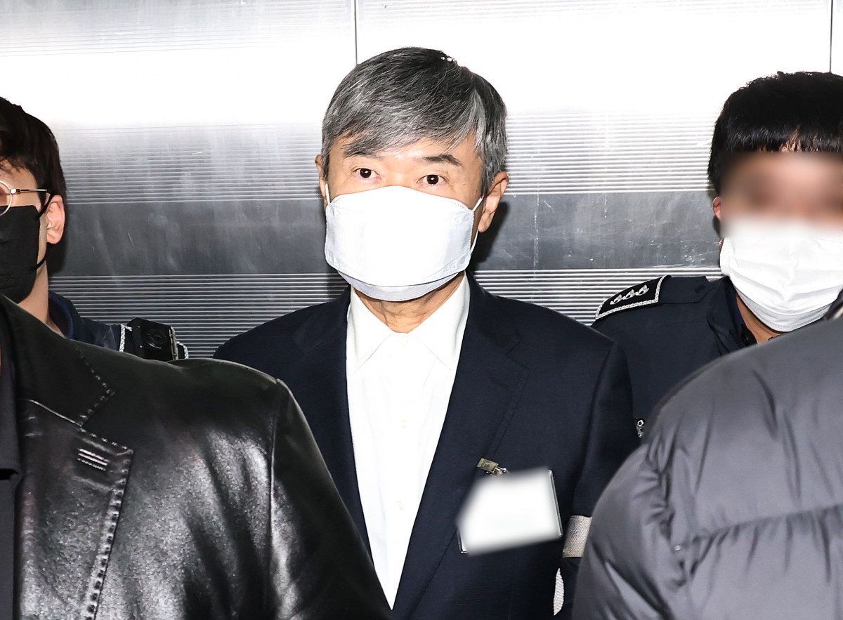 국가정보원법 위반과 직무유기 등 혐의로 구속된 조태용 전 국가정보원장이 18일 조사를 받기 위해 서울 서초구 채해병 특검 사무실에 출석하고 있다. 연합뉴스