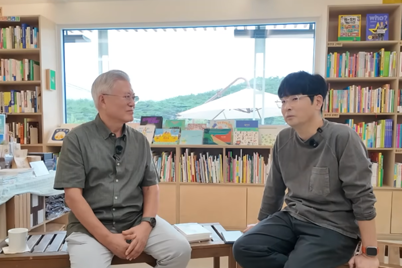 17일 자신이 운영하는 서점 ‘평산책방’의 유튜브 채널에 탁현민씨와 함께 출연한 문재인 전 대통령. 2025.11.17 유튜브