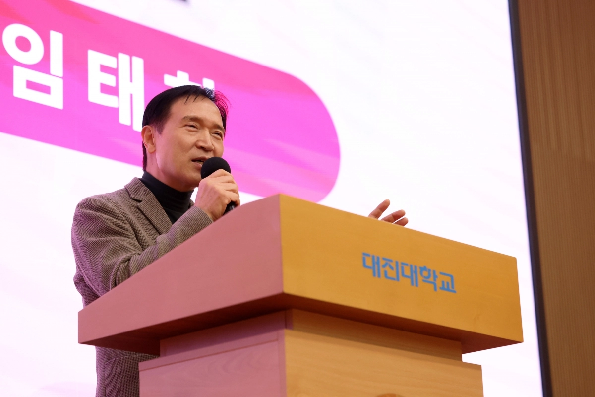 임태희 경기도교육감이 18일 포천 대진대학교 대진교육관 강당에서 열린 다문화학생을 위한 교육통합모델 포천 경기한국어랭귀지스쿨 입학식에서 인사말을 하고 있다. (경기교육청 제공)