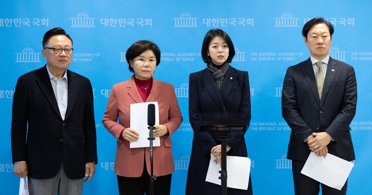 배현진 국민의힘 서울시당위원장이 18일 서울 여의도 국회 소통관에서 김민석 국무총리의 오세훈 서울시장 주요 사업에 대한 비판에 대해 “노골적인 관권선거 개입”이라고 주장하며 규탄 기자회견을 마치고 취재진의 질의에 답변하고 있다. 2025.11.18 뉴스1