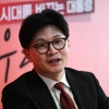 ‘SNS 저격수’로 부활한 한동훈…공개토론 도전장