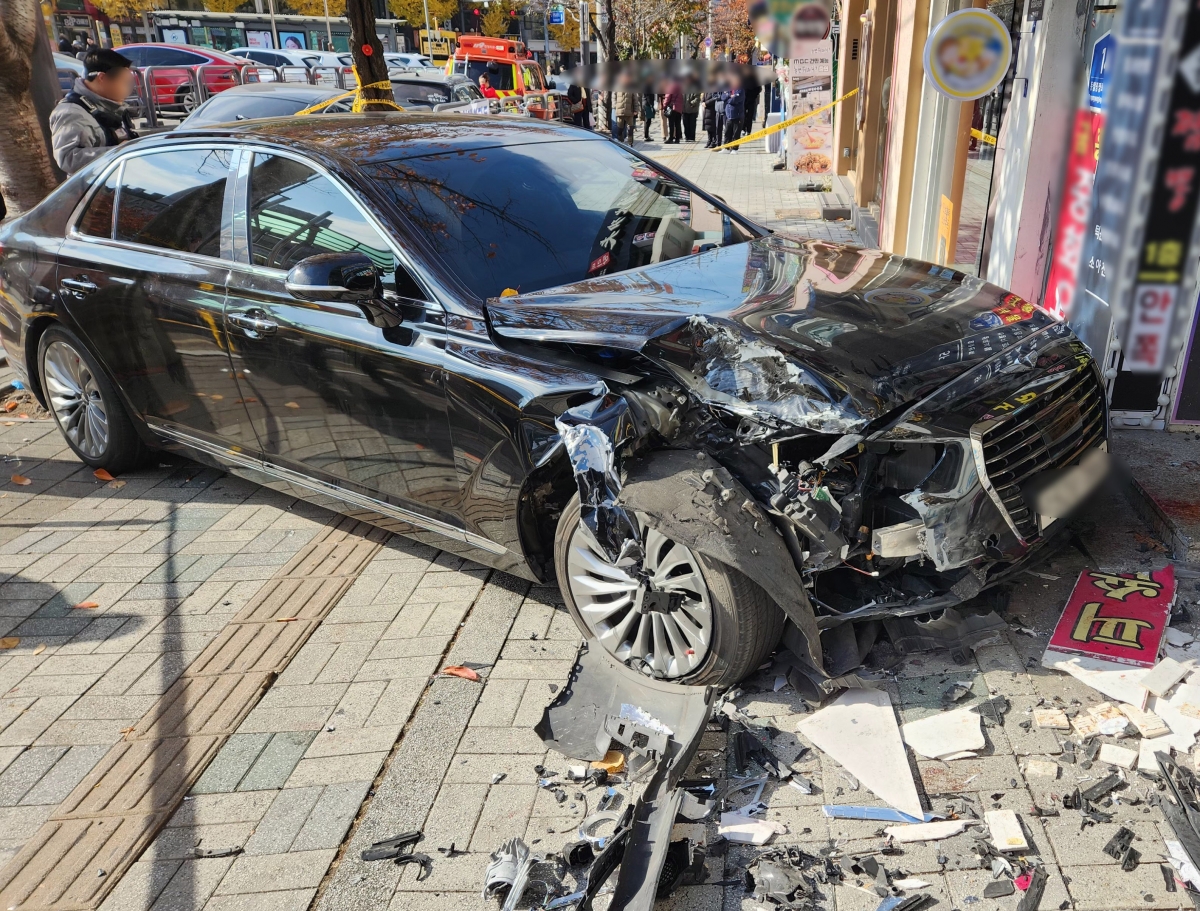 18일 인천 부평경찰서에 따르면 이날 낮 12시 23분쯤 부평구 십정동 한 공영주차장에서 70대 남성 A씨가 운전하던 차량이 인도로 돌진해 30대 여성과 2살 딸이 크게 다쳤다.  2025.11.18 인천소방본부 제공