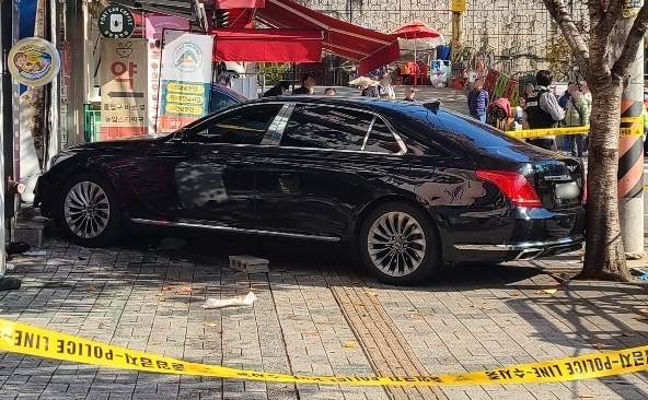 18일 인천 부평경찰서에 따르면 이날 낮 12시 23분쯤 부평구 십정동 한 공영주차장에서 70대 남성 A씨가 운전하던 차량이 인도로 돌진해 30대 여성과 2살 딸이 크게 다쳤다.  2025.11.18 인천소방본부 제공