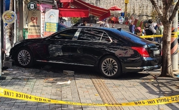 18일 인천 부평경찰서에 따르면 이날 낮 12시 23분쯤 부평구 십정동 한 공영주차장에서 70대 남성 A씨가 운전하던 차량이 인도로 돌진해 30대 여성과 2살 딸이 크게 다쳤다.  2025.11.18 인천소방본부 제공