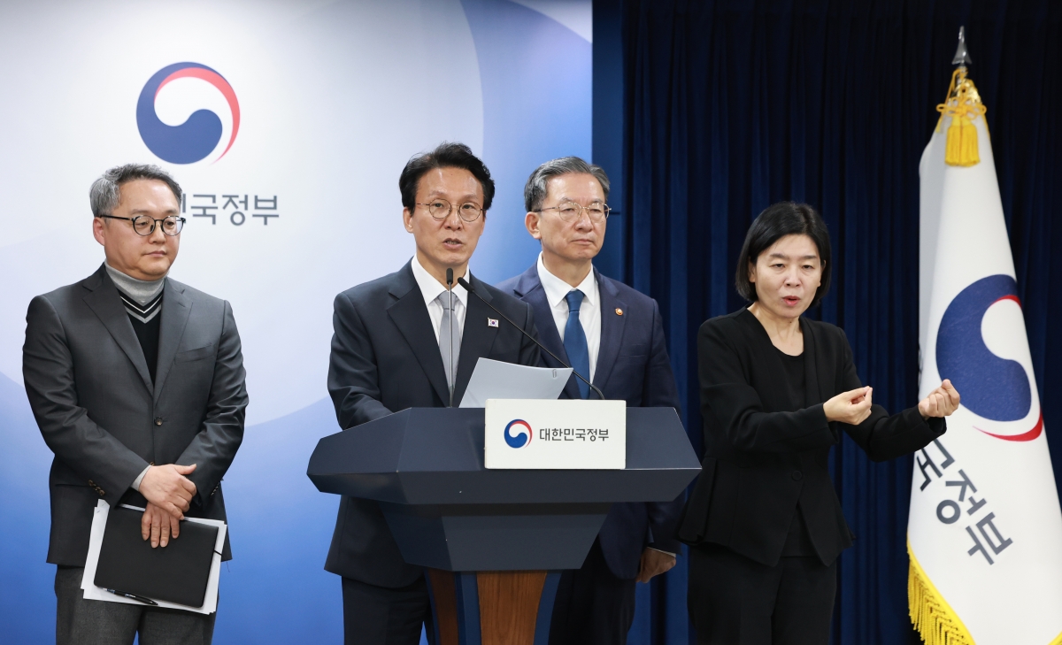 김민석(왼쪽 두 번째) 국무총리가 18일 정부서울청사에서 ‘론스타 투자자·국가분쟁해결(ISDS) 취소 신청’과 관련해 긴급 브리핑을 하고 있다. 김 총리는 이날 브리핑에서 론스타 ISDS 취소 절차를 심리하는 국제투자분쟁해결센터(ICSID) 취소위원회로부터 ‘대한민국 승소’ 결정을 선고받았다고 밝혔다. 김 총리 오른쪽은 정성호 법무부 장관. 연합뉴스