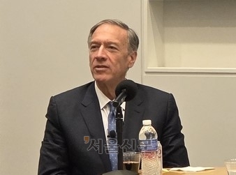 마이크 폼페이오(왼쪽) 전 미국 국무장관이 17일(현지시간) 워싱턴DC 인근 발로파크 컨퍼런스룸에서 법무법인 대륙아주가 주최한 공개 대담에서 한반도 이슈에 대해 이야기를 나누고 있다.