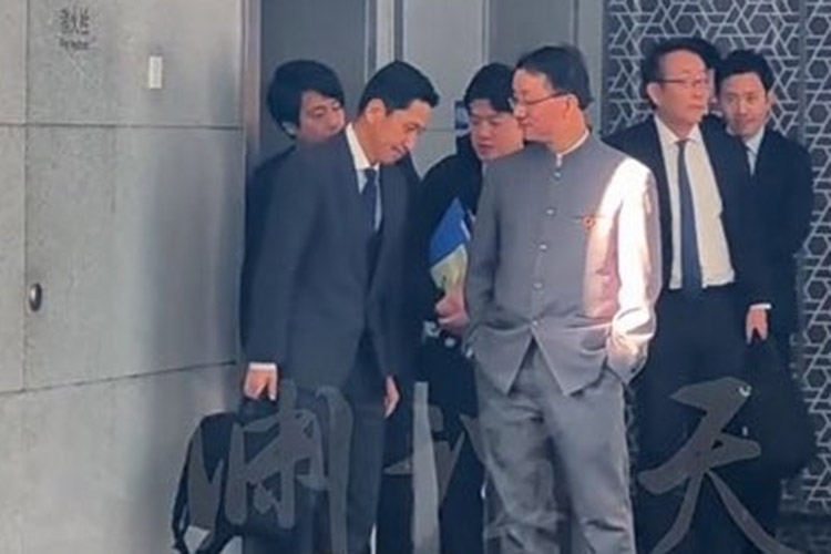 류진쑹(가운데) 중국 외교부 아시아 국장이 베이징을 방문한 가나이 마사아키(왼쪽) 일본 외무성 아시아대양주 국장과 회담을 마친 뒤 두 손을 주머니에 넣은 채 내려다보며 대화하고 있다. ﻿  위위안탄톈 캡처