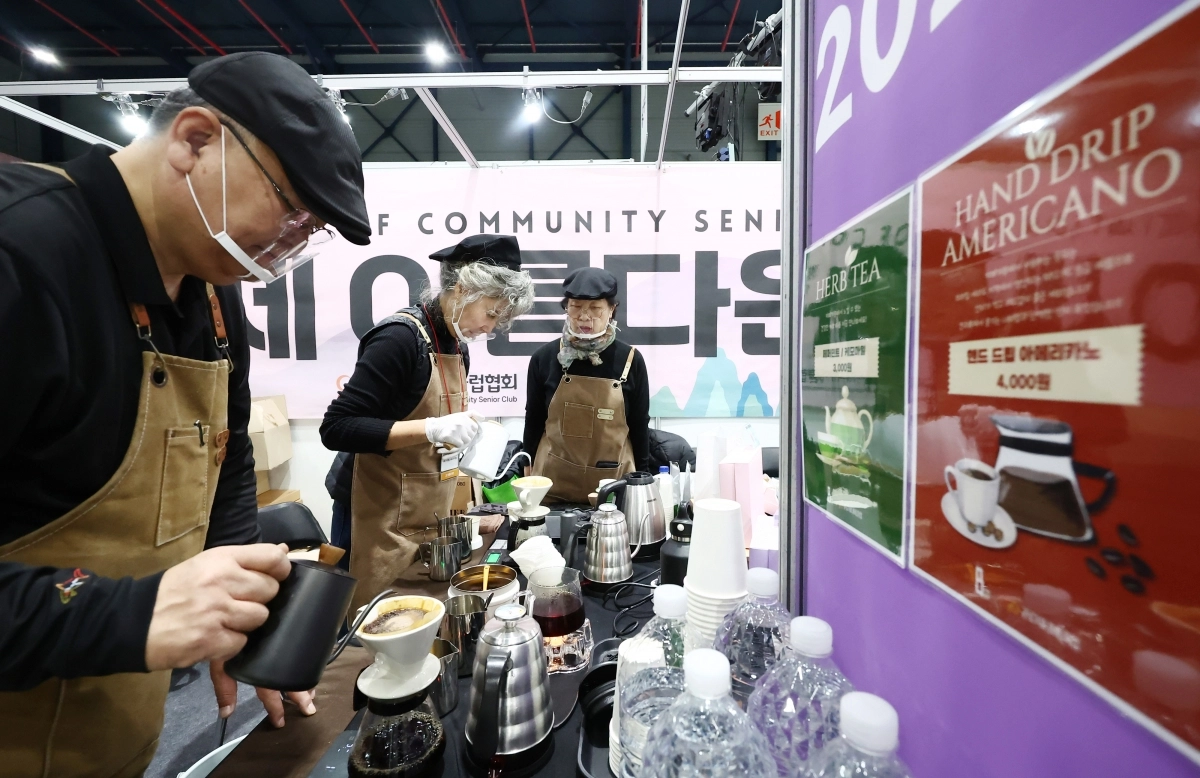 18일 서울 강남구 서울무역전시관(SETEC)에서 열린 ‘서울시 시니어 일자리박람회 2025’ 기업 채용관에서 시니어 바리스타가 드립 커피를 내리고 있다. 뉴스1