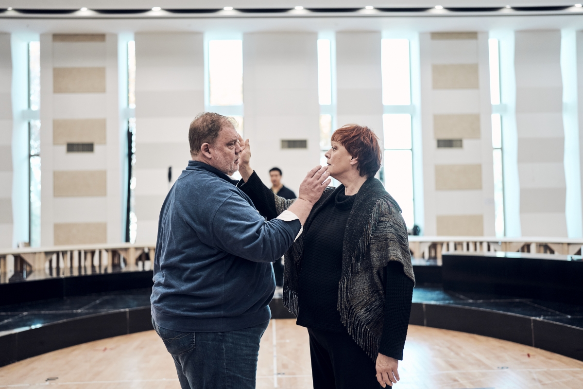 리하르트 바그너의 오페라 ‘트리스탄과 이졸데’가 다음달 국내 최초로 전막 공연을 앞둔 가운데 서울 서초동 국립오페라단 연습실에서 트리스탄 역의 테너 브라이언 레지스터(왼쪽)와 이졸데 역의 소프라노 엘리슈카 바이소바가 연습하고 있다.  국립오페라단 제공