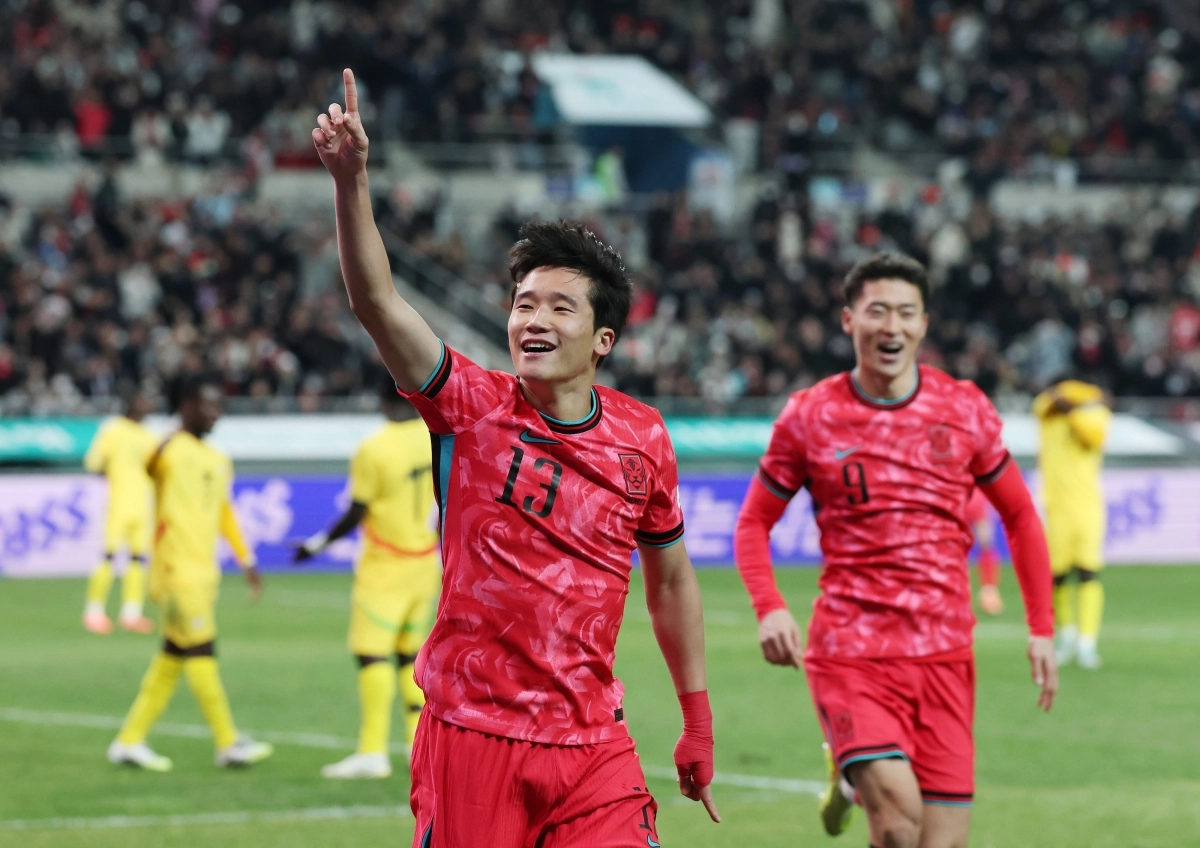 한국 축구 국가대표팀의 이태석(왼쪽)이 18일 서울월드컵경기장에서 열린 가나와의 평가전에서 A매치 데뷔골을 터뜨린 뒤 환호하고 있다. 이날 한국은 1-0으로 진땀승을 거두며 올해 A매치 일정을 마무리했다. 연합뉴스