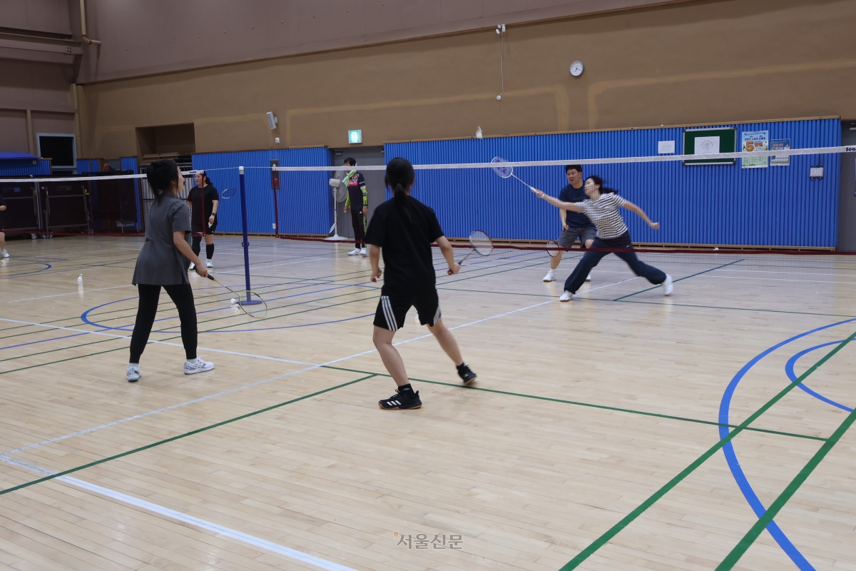 안산스포츠클럽 회원들이 13일 경기 안산 호수체육관에서 배드민턴을 치고 있다.