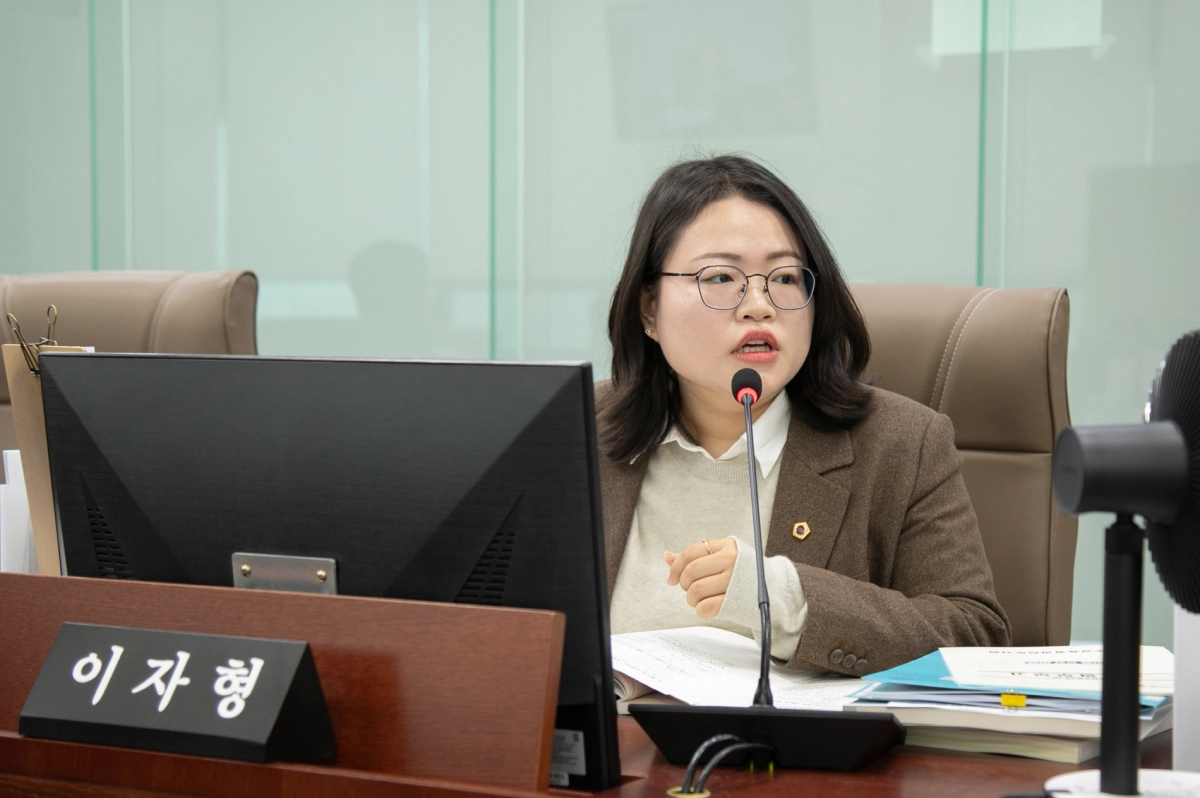이자형 의원이 17일 경기도교육청 감사관, 디지털인재국, 도서관을 대상으로 진행한 행정사무감사에서 피감기관을 상대로 질의하고 있다.(사진=경기도의회)