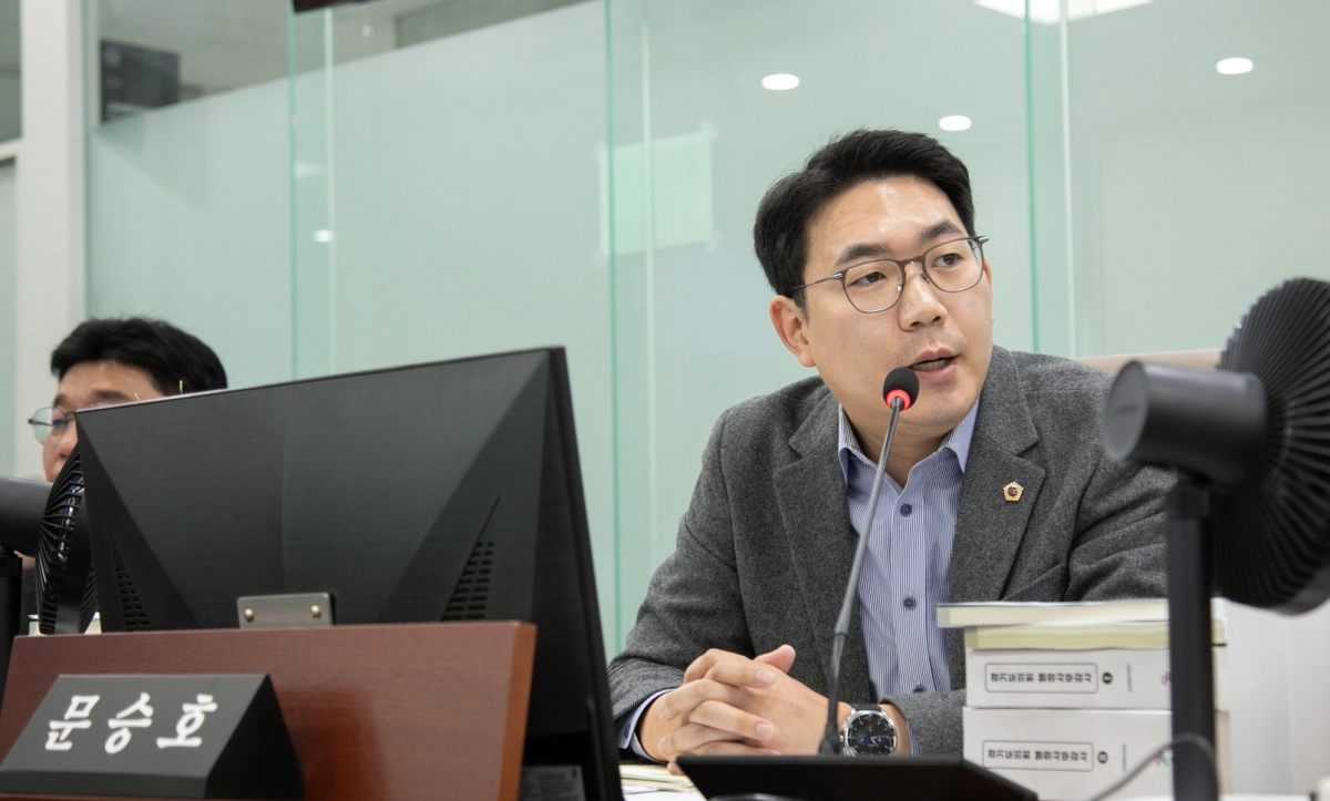 문승호 의원이 17일 경기도교육청 감사관, 디지털인재국, 경기도교육청 소관 도서관을 대상으로 진행한 행정사무감사에서 피감기관을 상대로 질의하고 있다.(사진=경기도의회)