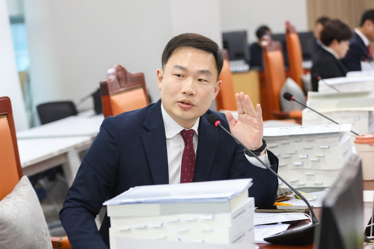 이호동 의원이 18일 열린 경기도교육청 학교교육국 대상 행정사무감사에서 피감기관을 상대로 질의하고 있다.(사진=경기도의회)