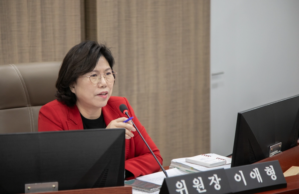 이애형 위원장이 18일 경기도교육청 감사관·디지털인재국·도서관에 대한 2025년도 행정사무감사에서 피감기관을 상대로 질의하고 있다.(사진=경기도의회)