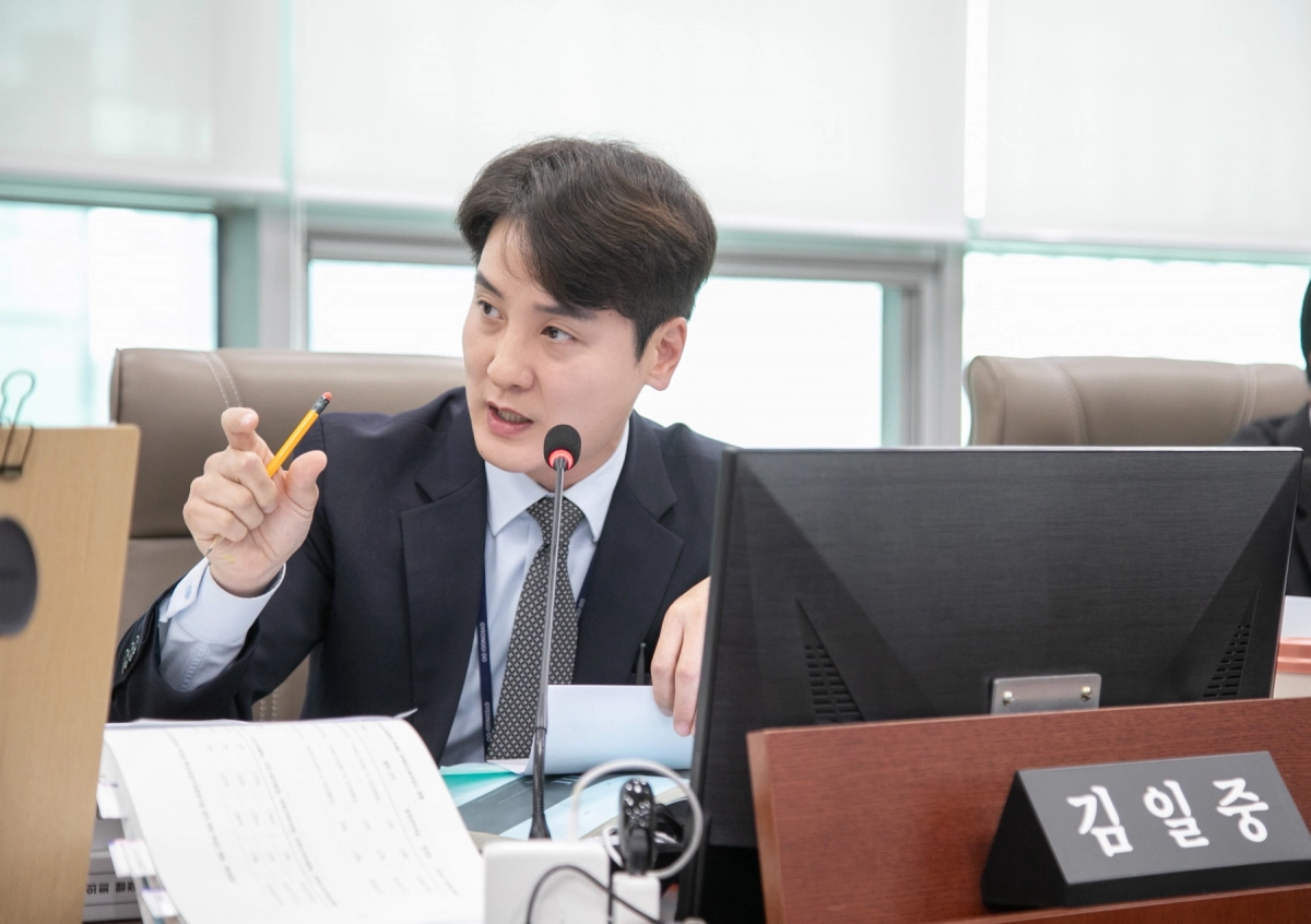 김일중 의원이 18일 열린 감사관 대상 행정사무감사에서 피감기관을 상대로 질의하고 있다.(사진=경기도의회)