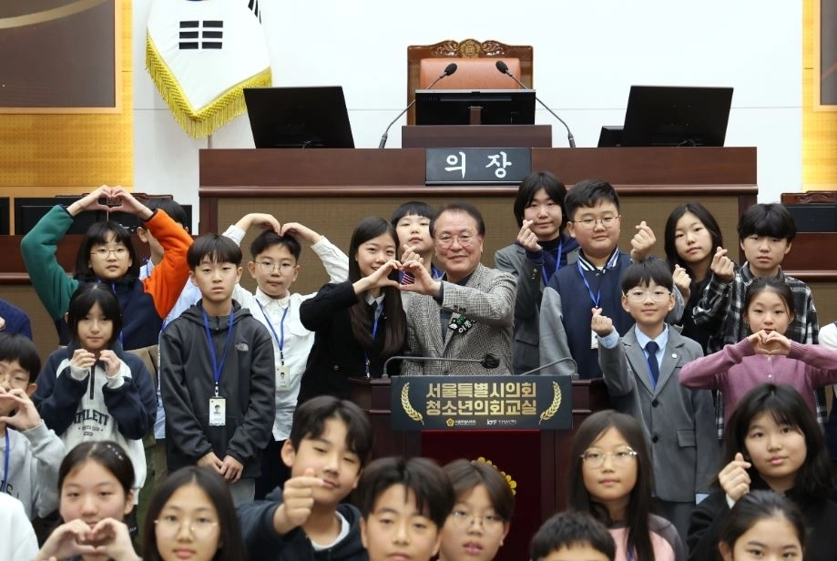 청소년의회 폐회식에서 단체로 기념촬영을 하고 있다.