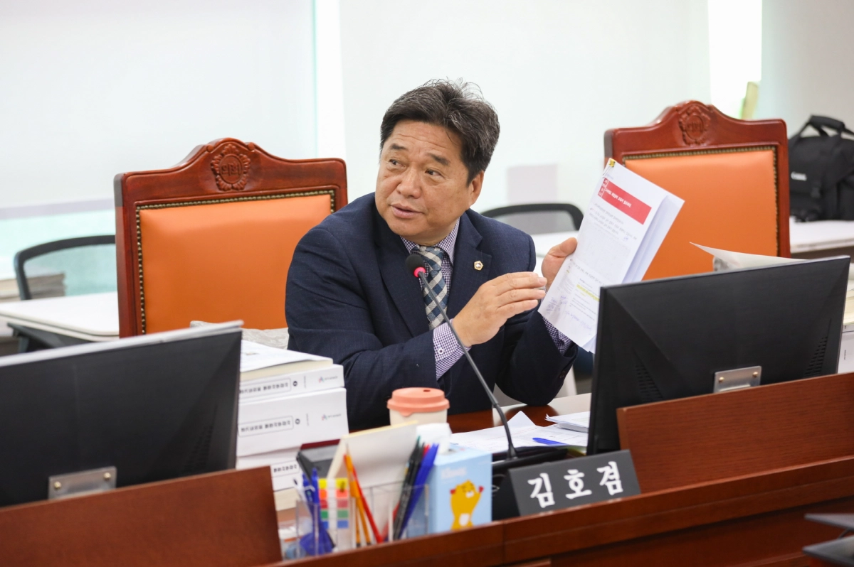 김호겸 의원이 17일 경기도교육청 학교교육국, 유보통합준비단, 교원인사정책과에 대한 행정사무감사에서 피감기관을 상대로 질의하고 있다.(사진=경기도의회)