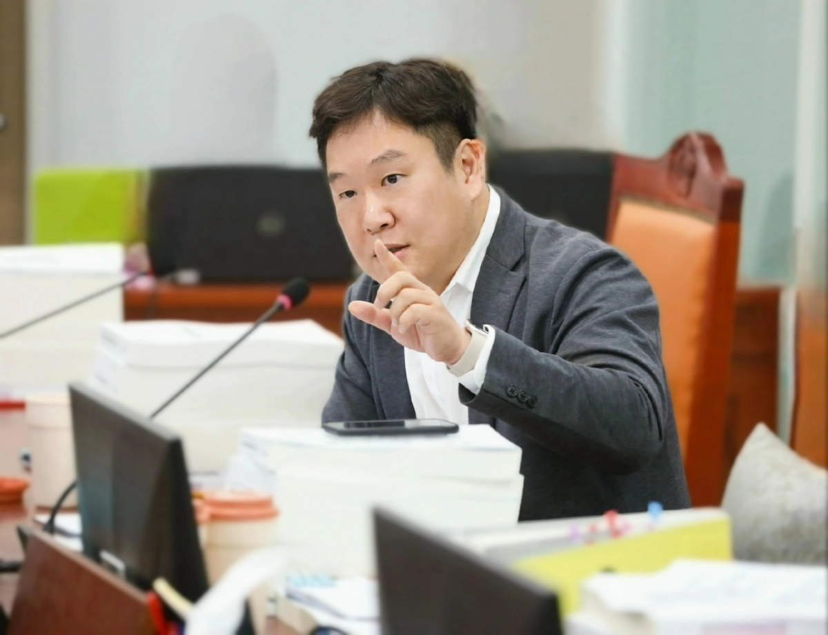 김광민 의원이 18일 열린 2025년도 행정사무감사에서 피감기관을 상대로 질의하고 있다.(사진=경기도의회)