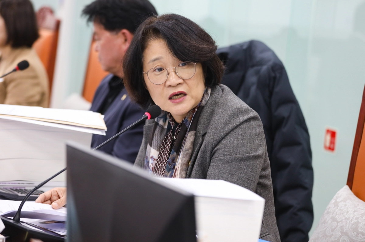 신미숙 의원이 17일 기획조정실, 협력국, 경기도교육정보기록원을 대상으로한 ‘2025년도 경기도교육청 행정사무감사’에서 피감기관을 상대로 질의하고 있다.(사진=경기도의회)