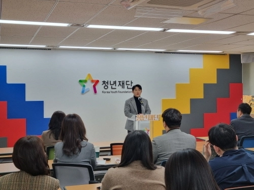 오창석 신임 청년재단 이사장이 직원 간담회 현장에서 직원들과 이야기를 나누고 있다.