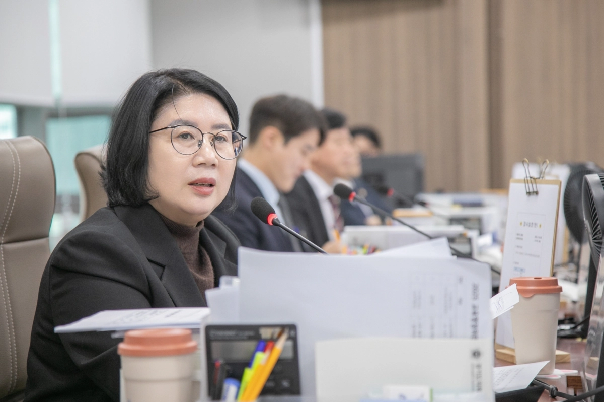 이서영 의원이 18일 열린 경기도교육청 디지털인재국 행정사무감사에서 피감기관을 상대로 질의하고 있다.(사진=경기도의회)