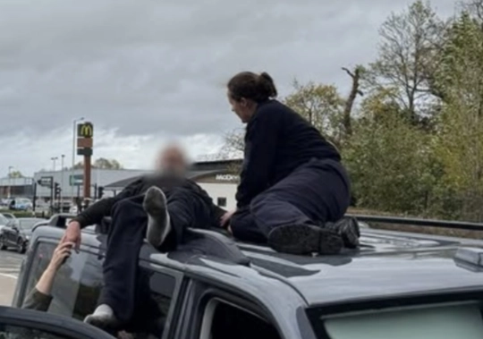 육교 난간에 매달려 있다 영국 가수 맷 존슨의 차량 위로 떨어진 남성(왼쪽)의 모습. 맷 존슨 인스타그램 캡처