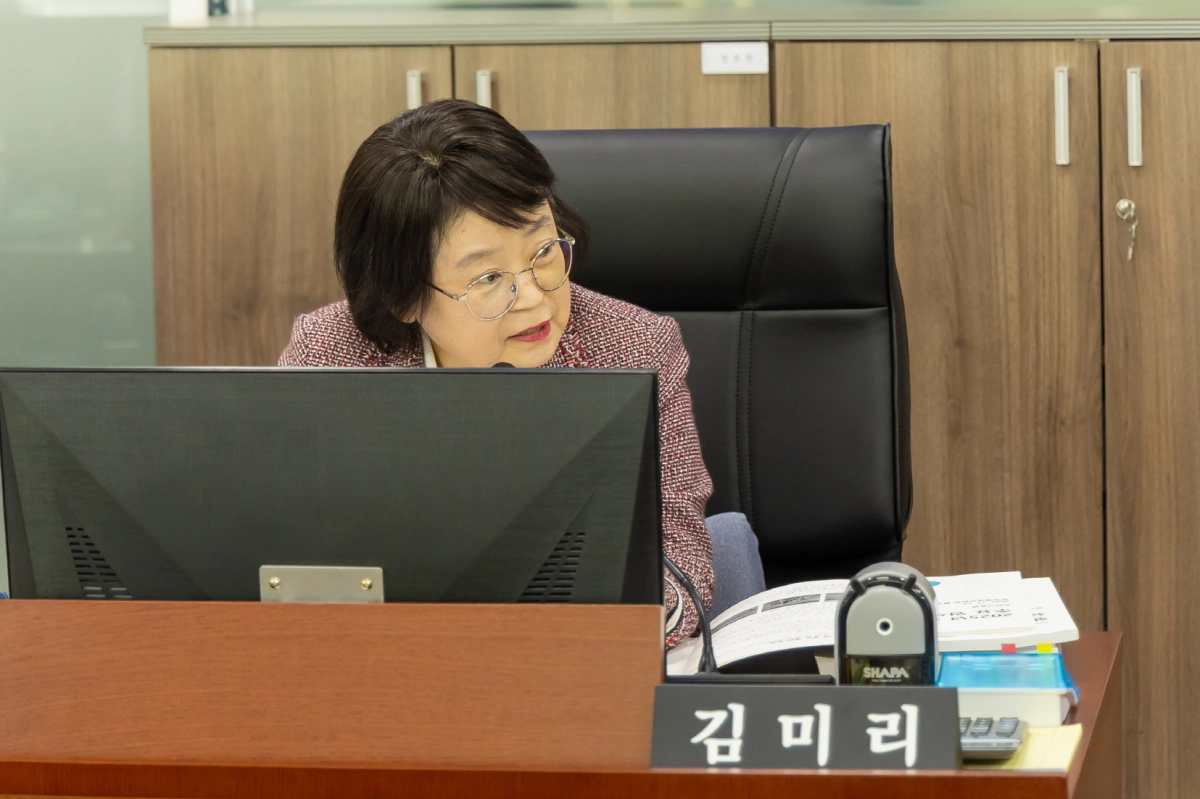 김미리 의원이 14일 열린 경기도 농업기술원 행정사무감사에서 피감기관을 상대로 질의하고 있다.(사진=경기도의회)