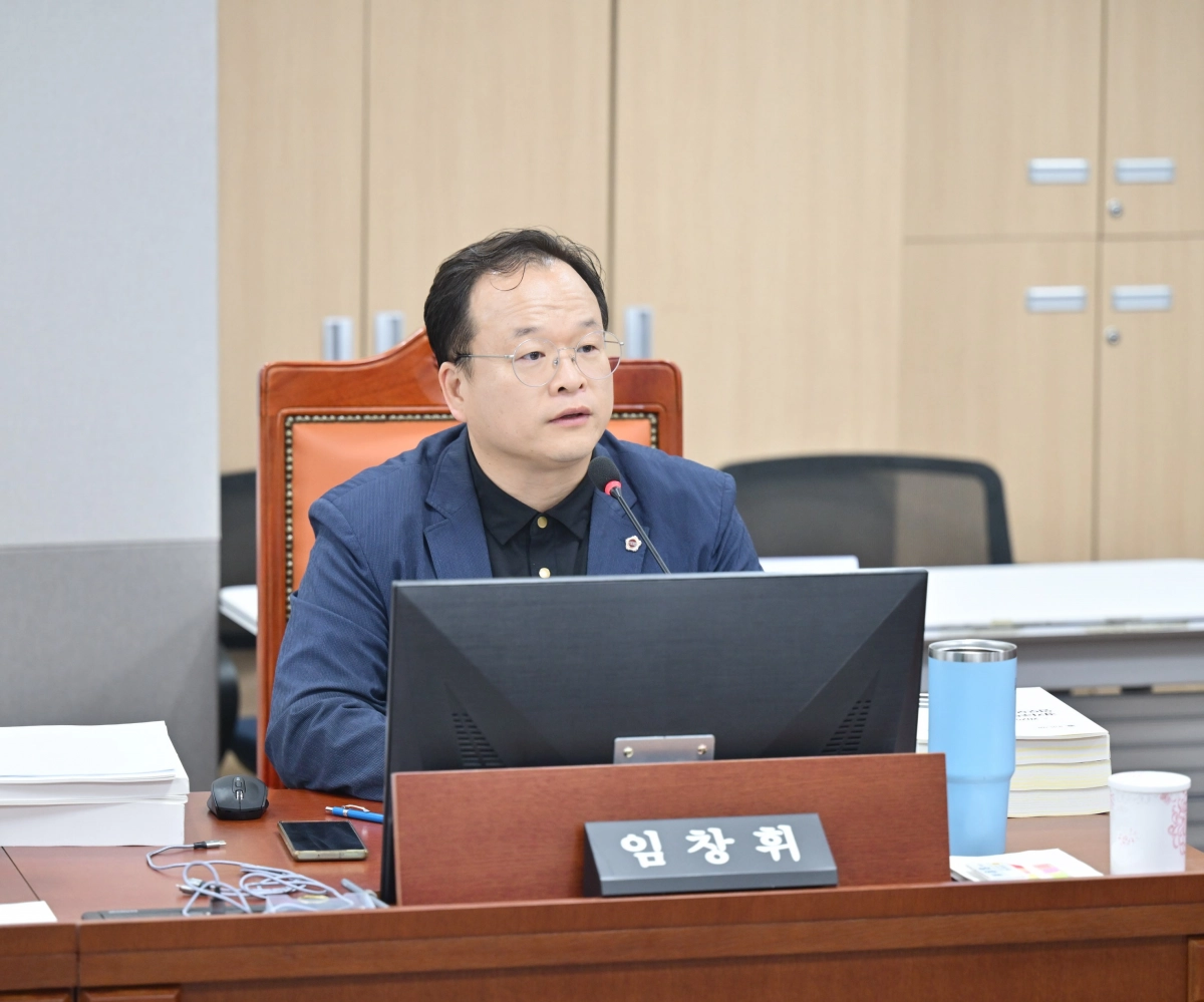 임창휘 의원이 18일 종합행정사무감사에서 피감기관을 상대로 질의하고 있다.(사진=경기도의회)