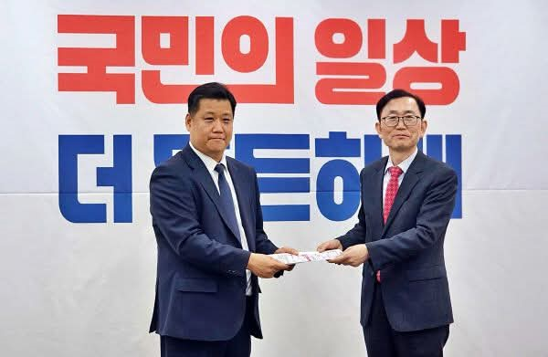권오상 전 대구시 환경수자원국장(오른쪽)이 지난 17일 국민의힘 대구시장을 찾아 홍창훈 사무처장(왼쪽)에게 입당신청서를 제출하고 있다. 권오상 전 국장 페이스북