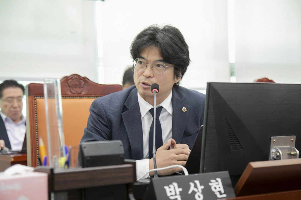박상현 의원이 12일 경기도청 균형발전실에 대한 행정사무감사에서 피감기관을 상대로 질의하고 있다.(사진=경기도의회)