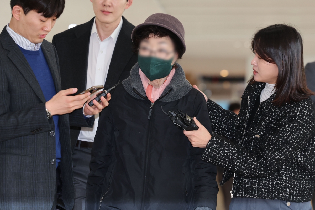 특검 출석하는 김건희 모친 최은순씨