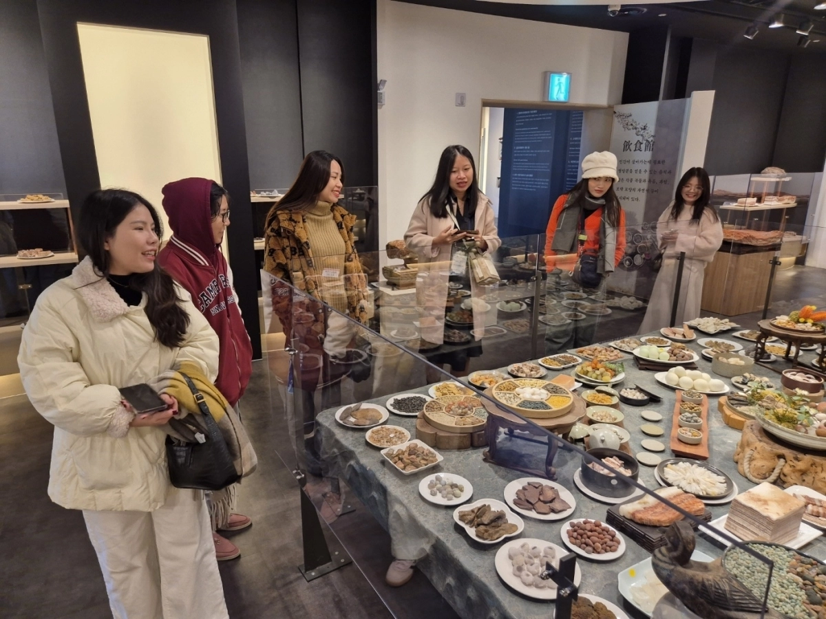 아시아 주요국 여행사 관계자들이 순천세계수석박물관내 음식관에 진열돼 있는 수석들을 구경하고 있다.