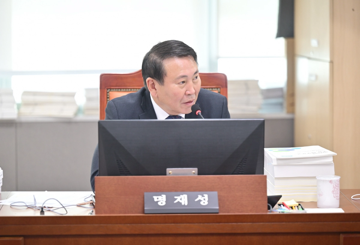 명재성 의원이 18일 2025년도 도시환경위원회 소관부서 종합감사에서 피감기관을 상대로 질의하고 있다.(사진=경기도의회)