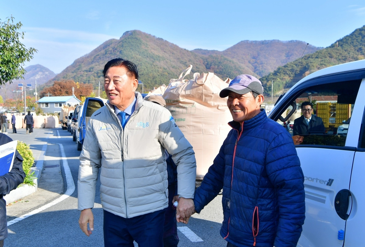 김한종 전남 장성군수가 17일 북하면 쌀 수매 현장을 방문해 농업인들에게 감사 인사를 하고 있다. (장성군 제공)