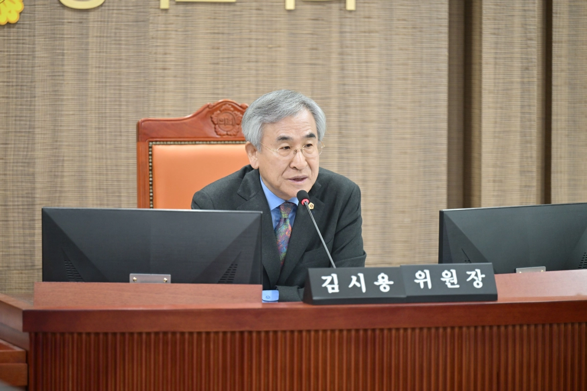 김시용 위원장이 18일 도시환경위원회 전체 소관부서를 대상으로 한 2025년도 행정사무감사에서 피감기관을 상대로 질의하고 있다.(사진=경기도의회)