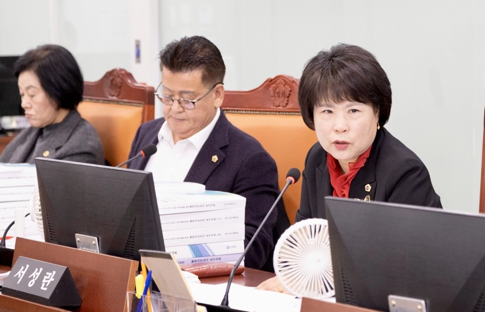 서성란 의원이 17일 열린 2025년 행정사무감사 종합감사에서 피감기관을 상대로 질의하고 있다.(사진=경기도의회)