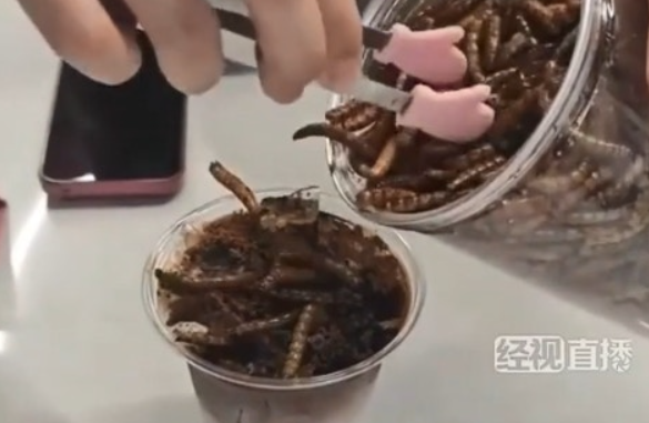 중국의 한 박물관에서 바퀴벌레 커피가 등장해 화제다. 가격은 한 잔에 45위안(약 9200원)으로, 후기에는 약간 신맛이 난다는 반응이 있었다. 웨이보