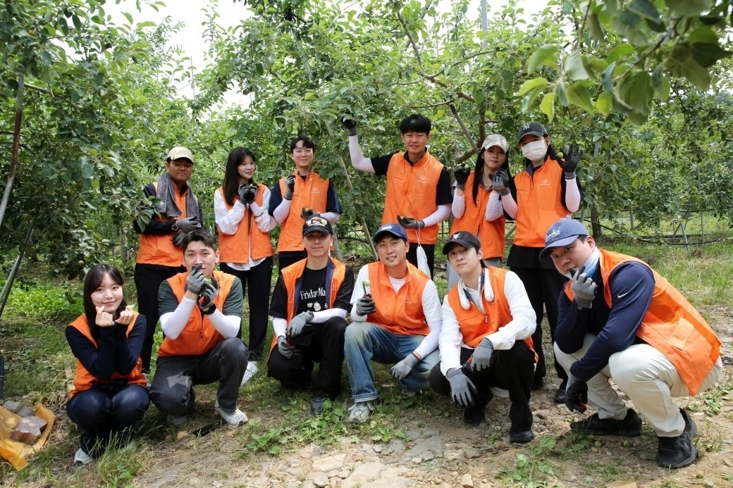 한화 임직원들이 경기 연천군 군남면 임진농협 관내 사과농가에서 농촌 일손돕기 봉사활동을 하고 있다. 한화 제공