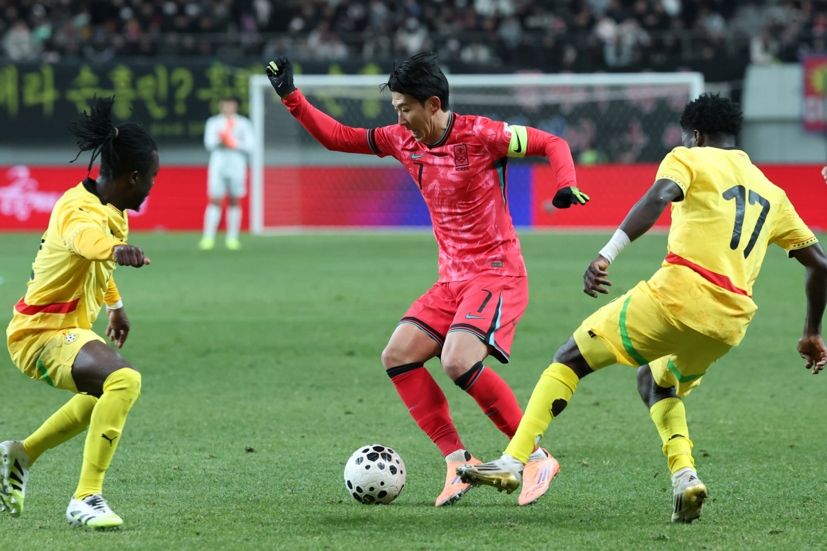 한국 축구 국가대표 손흥민이 18일 서울월드컵경기장에서 열린 2026 북중미월드컵 대비 가나와의 평가전에서 상대 수비수들에게 둘러싸여 있다. 연합뉴스