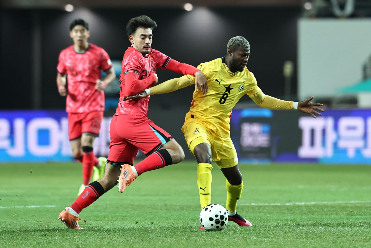 한국 축구 국가대표 옌스 카스트로프가 18일 서울월드컵경기장에서 열린 2026 북중미월드컵 대비 가나와의 평가전에서 수비하고 있다. 연합뉴스